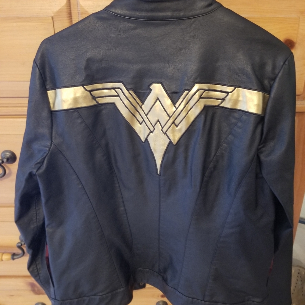 Justice League Wonder Woman Limited Edition Faux Leather Jacket size XL
